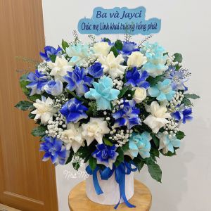 Giỏ hoa hồng tone xanh dương 