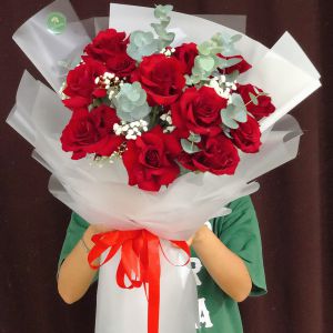 Bó hoa hồng đỏ: Biểu tượng của tình yêu và sự đam mê